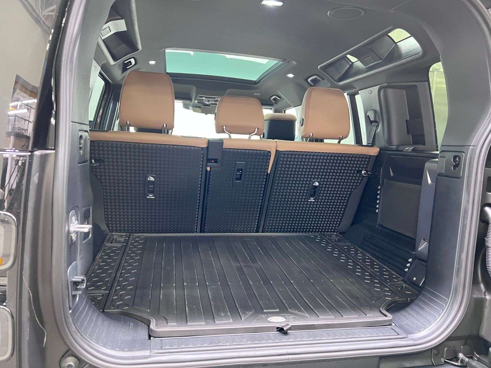 2026 Land Rover Defender X-Dynamic SE thumb 12