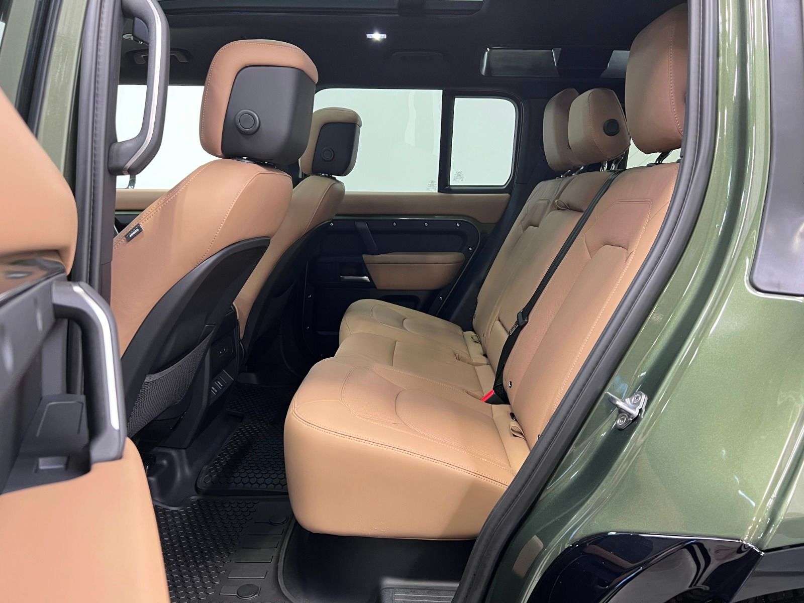 2026 Land Rover Defender X-Dynamic SE thumb 30