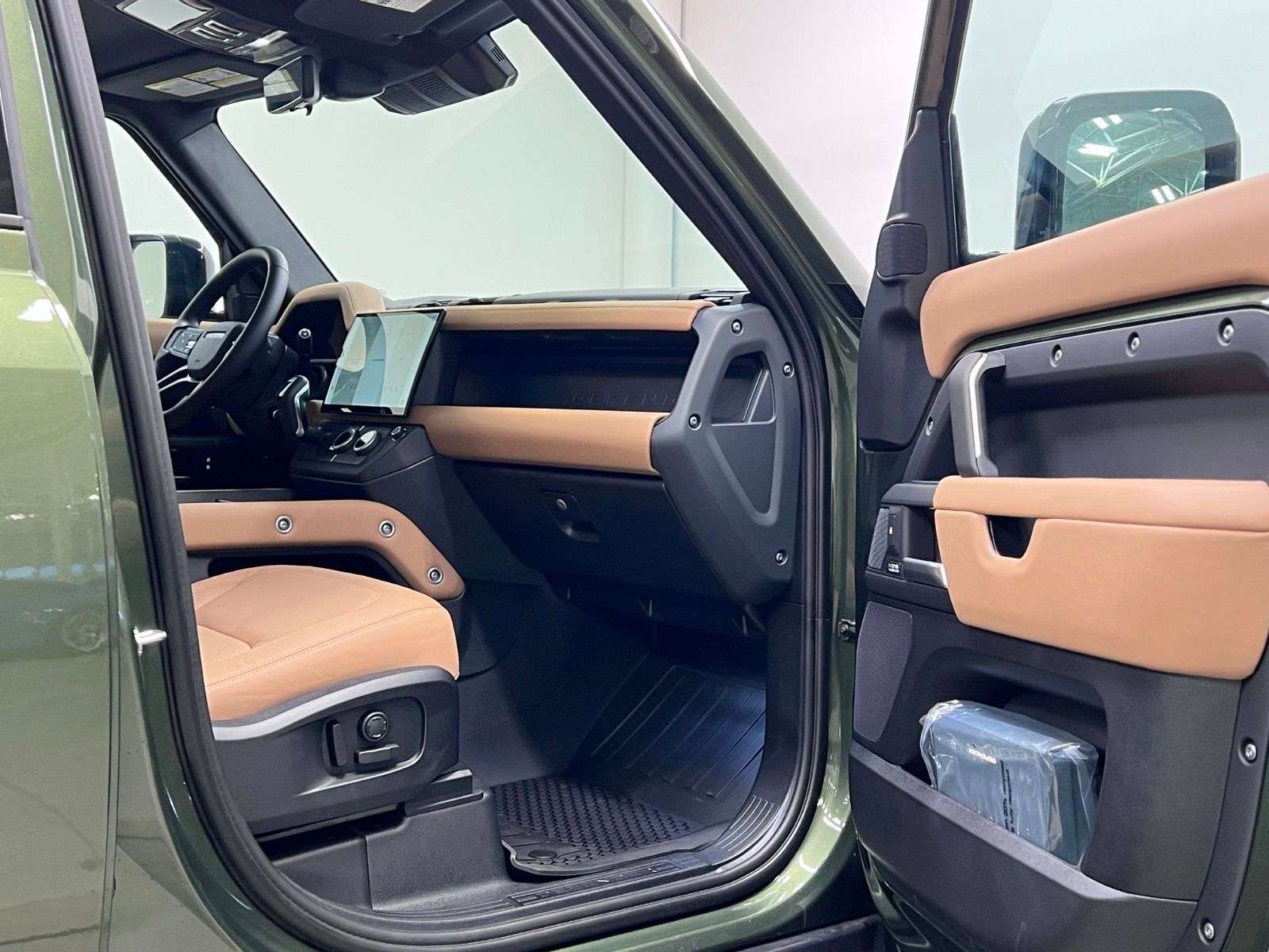2026 Land Rover Defender X-Dynamic SE thumb 33