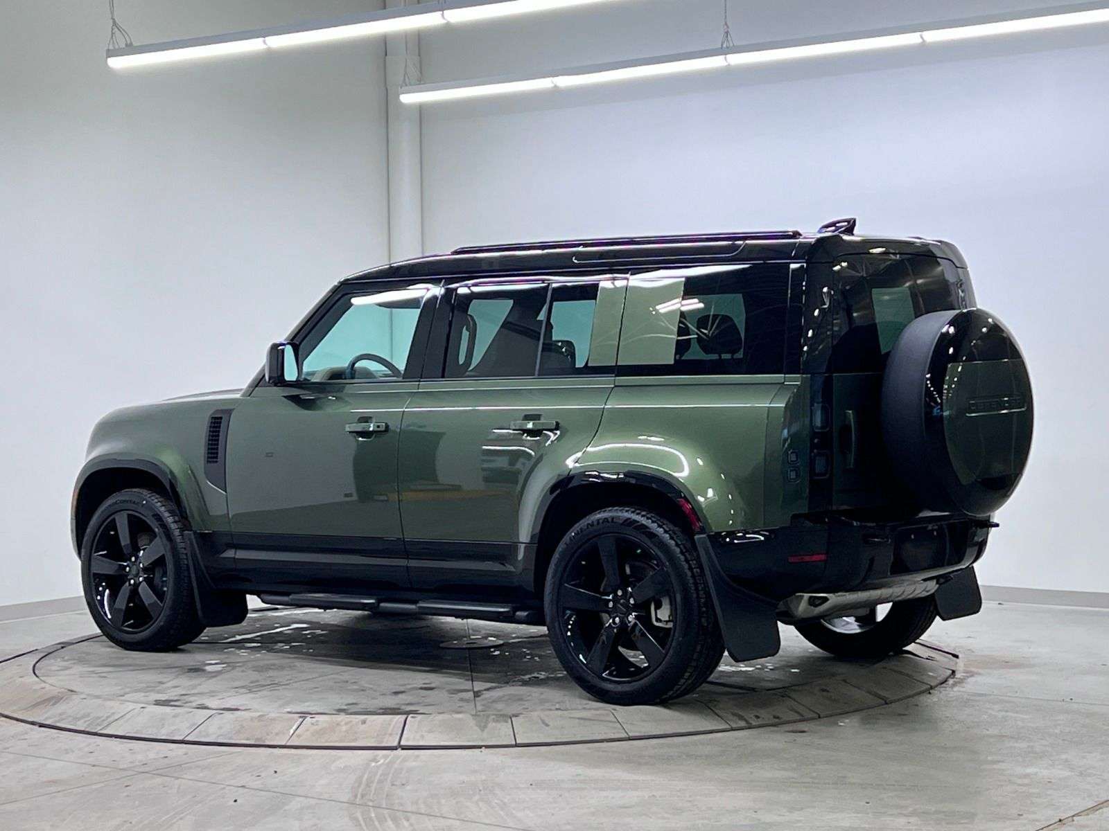 2026 Land Rover Defender X-Dynamic SE thumb 8