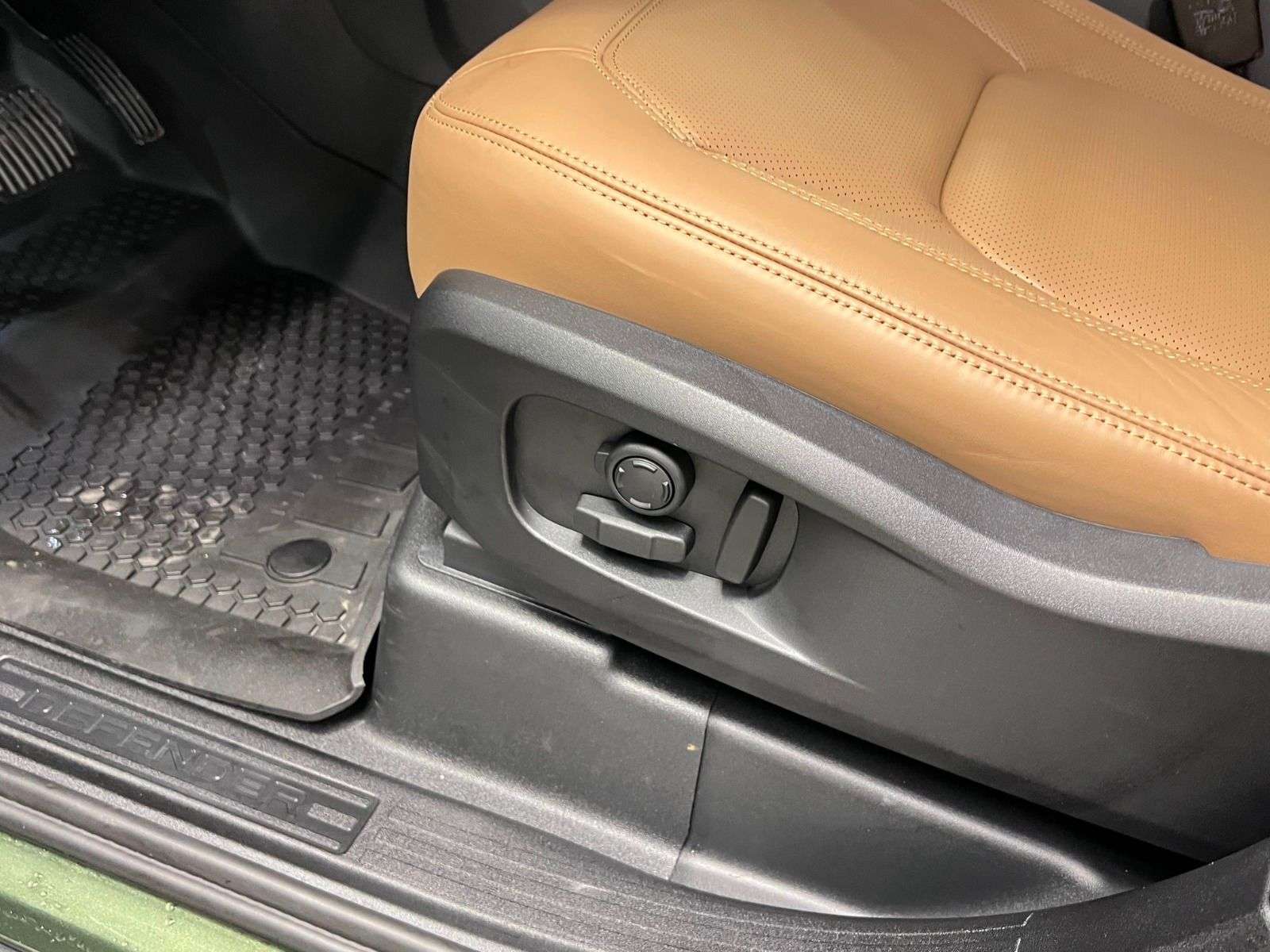 2026 Land Rover Defender X-Dynamic SE thumb 28