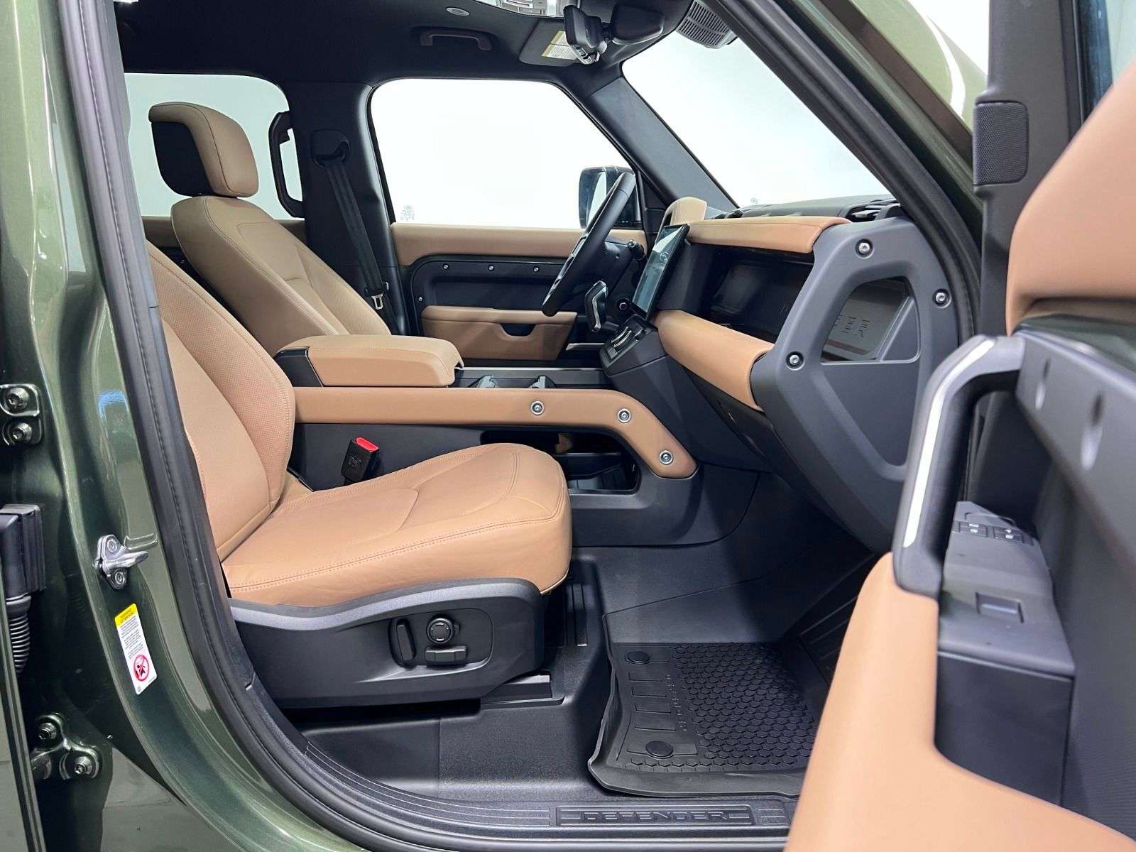 2026 Land Rover Defender X-Dynamic SE thumb 34
