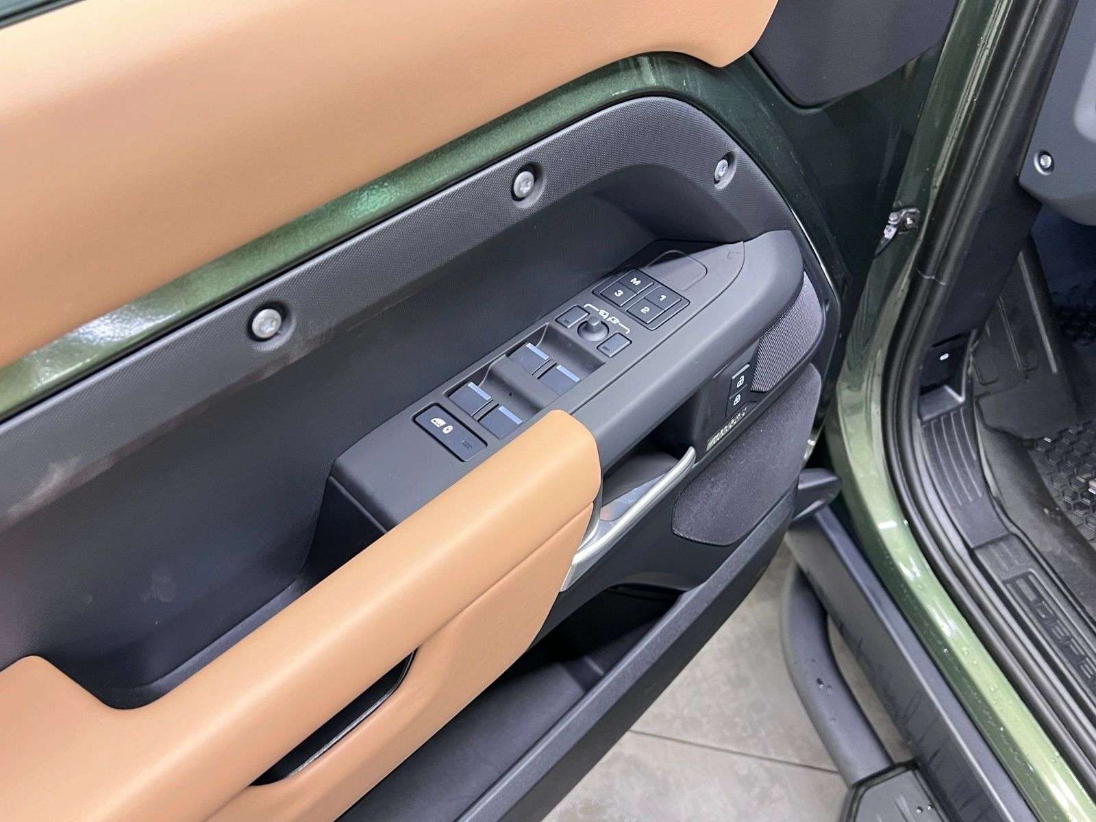 2026 Land Rover Defender X-Dynamic SE thumb 27