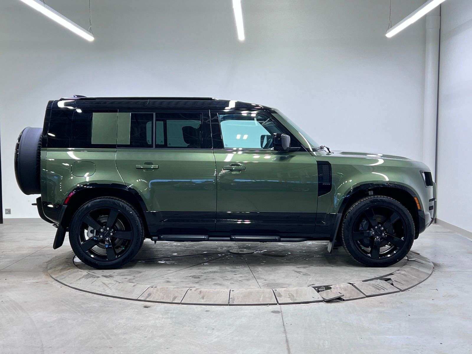 2026 Land Rover Defender X-Dynamic SE thumb 7