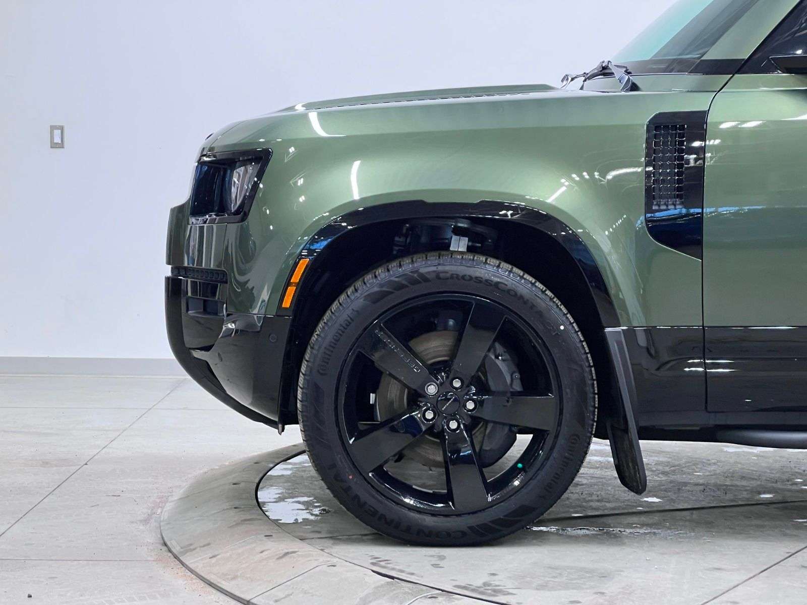 2026 Land Rover Defender X-Dynamic SE alt 5