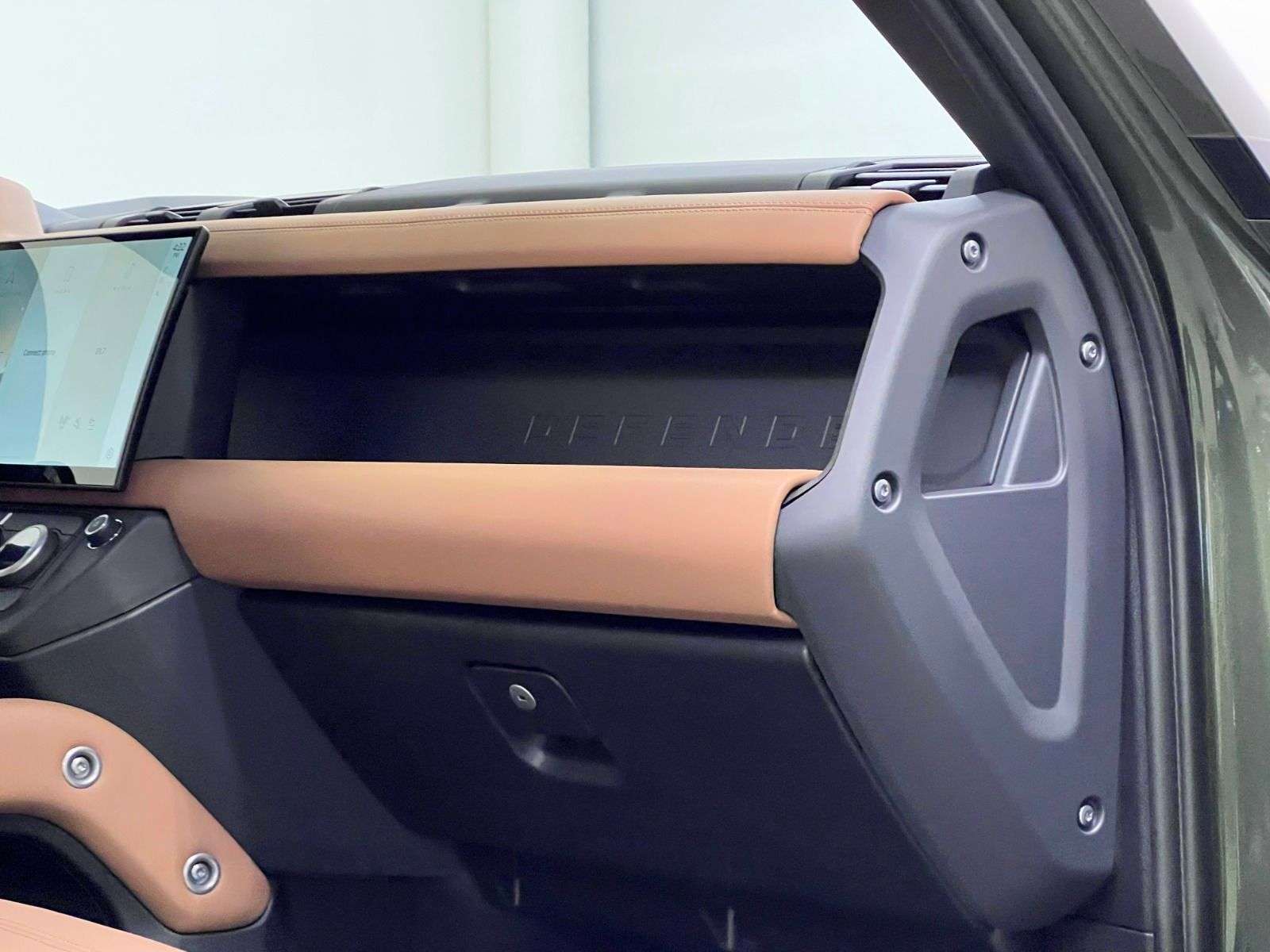2026 Land Rover Defender X-Dynamic SE thumb 35