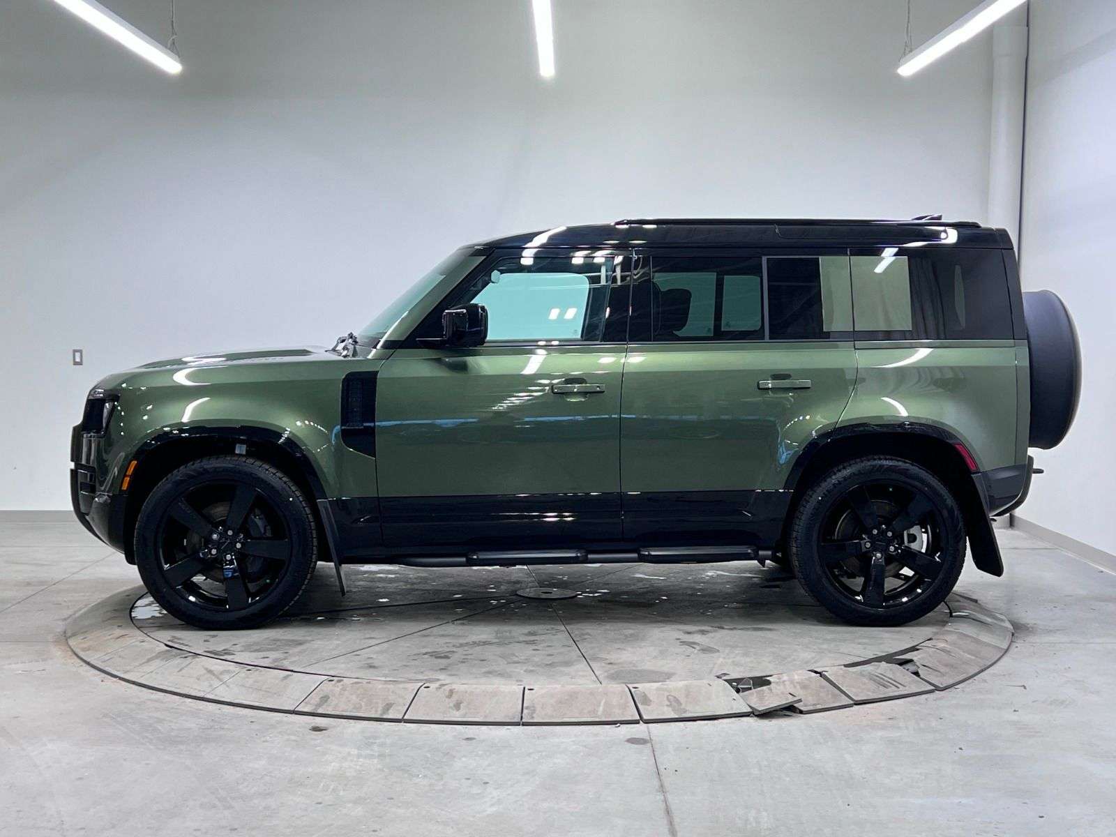 2026 Land Rover Defender X-Dynamic SE thumb 6