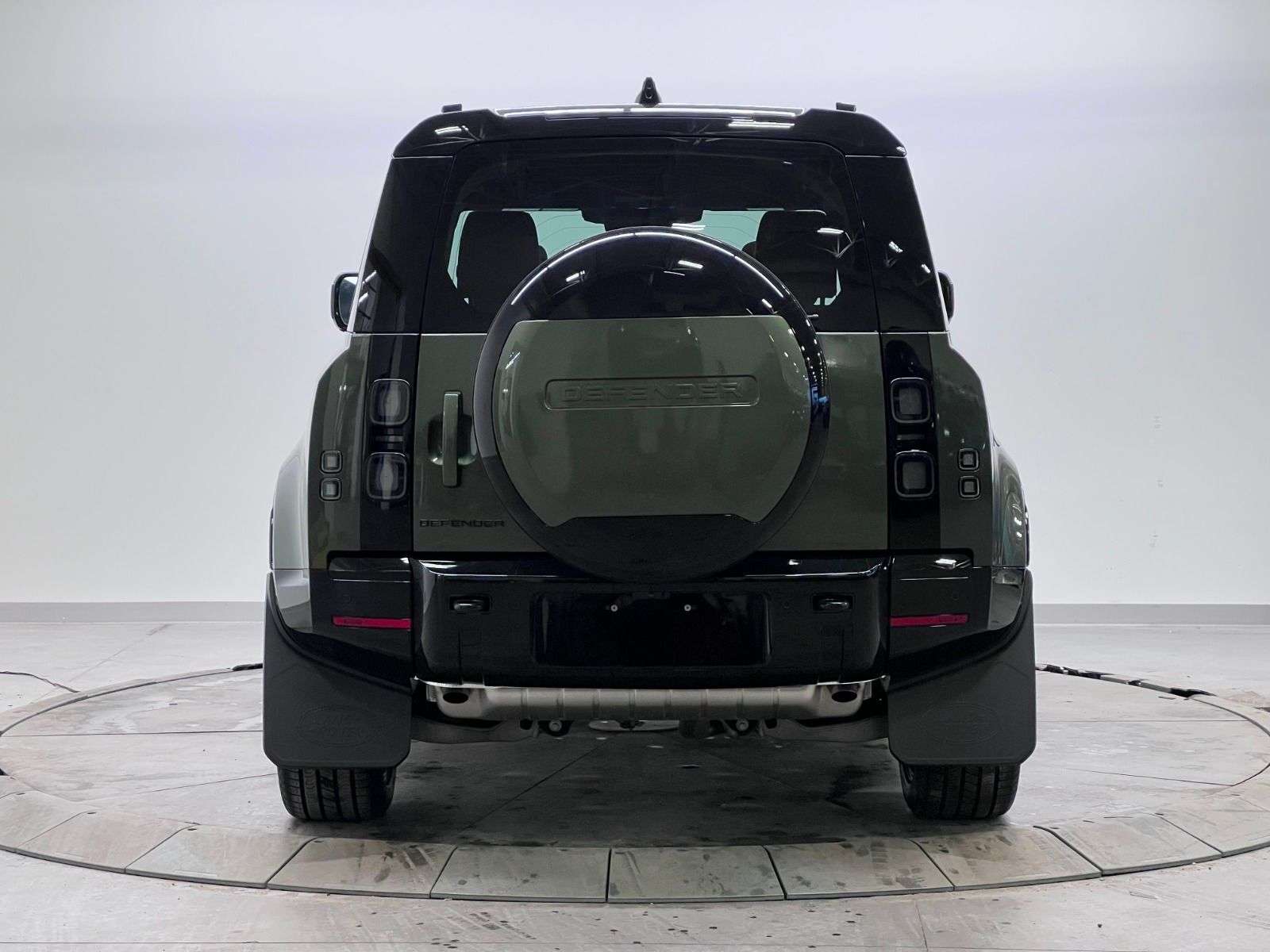 2026 Land Rover Defender X-Dynamic SE thumb 9