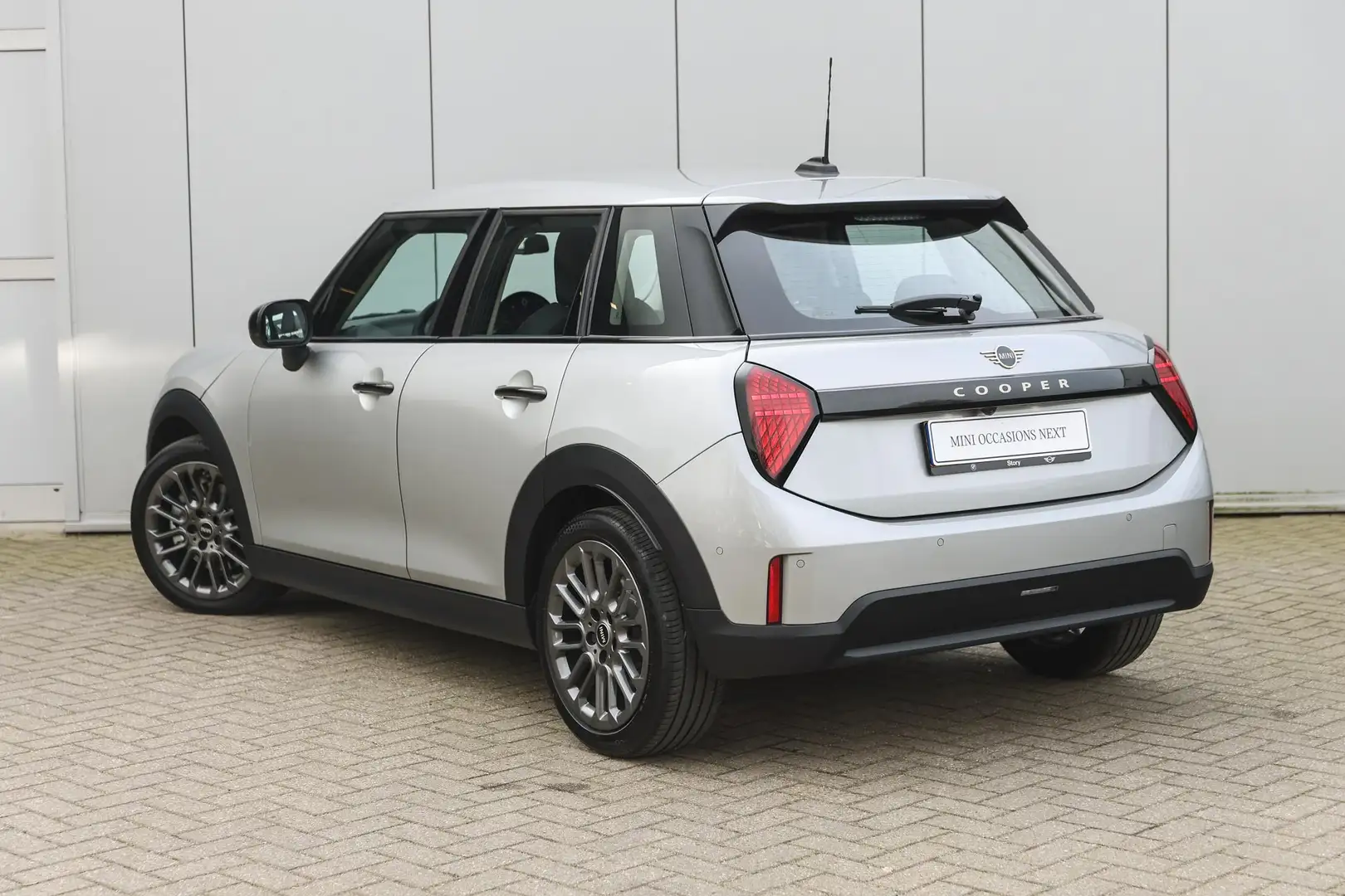 MINI Cooper C Hatchback Automaat / Essential / Pakket XS / 17 in Srebrny - 2