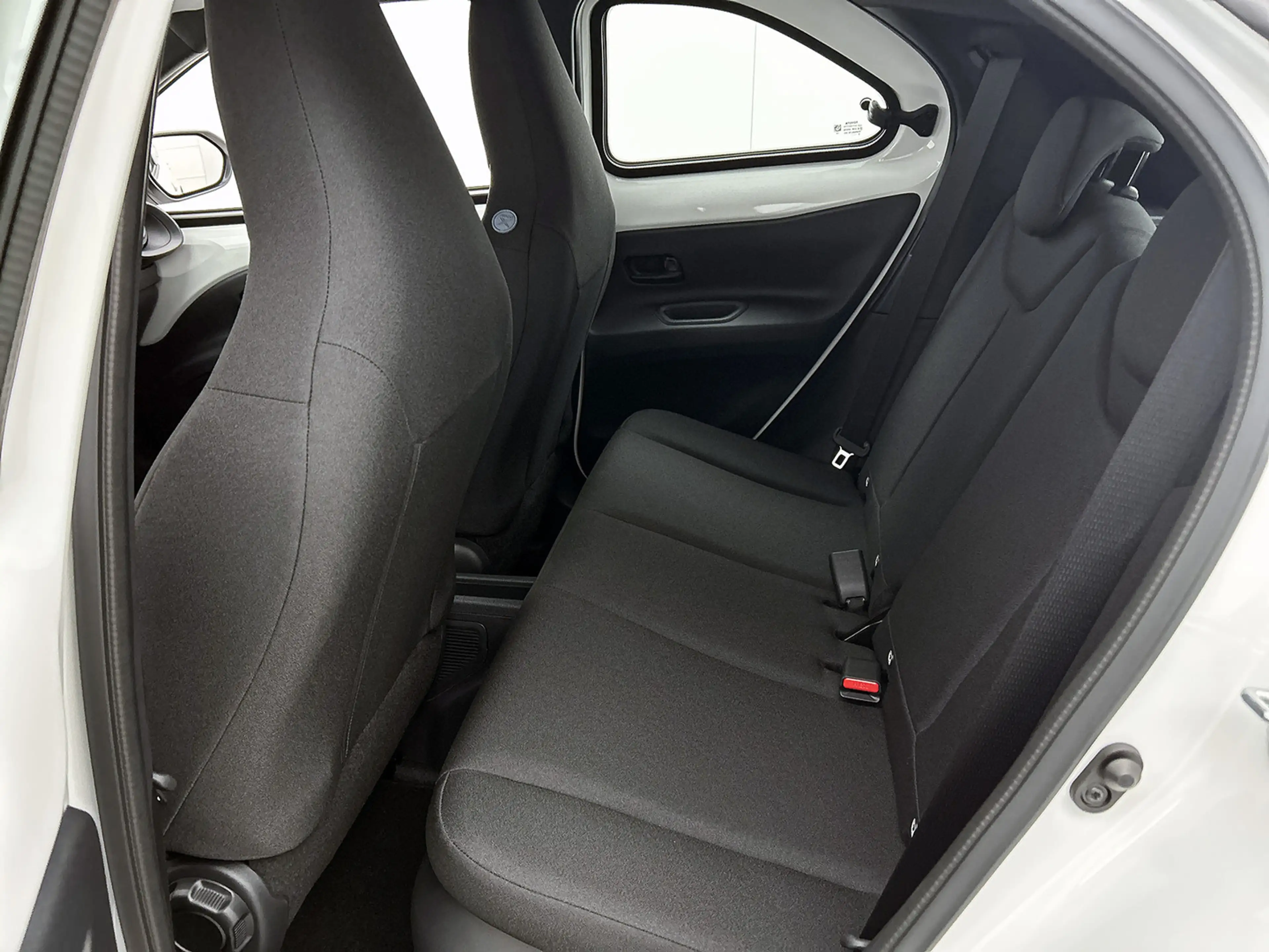 Toyota Aygo X Hybrid 115 play — photo 17