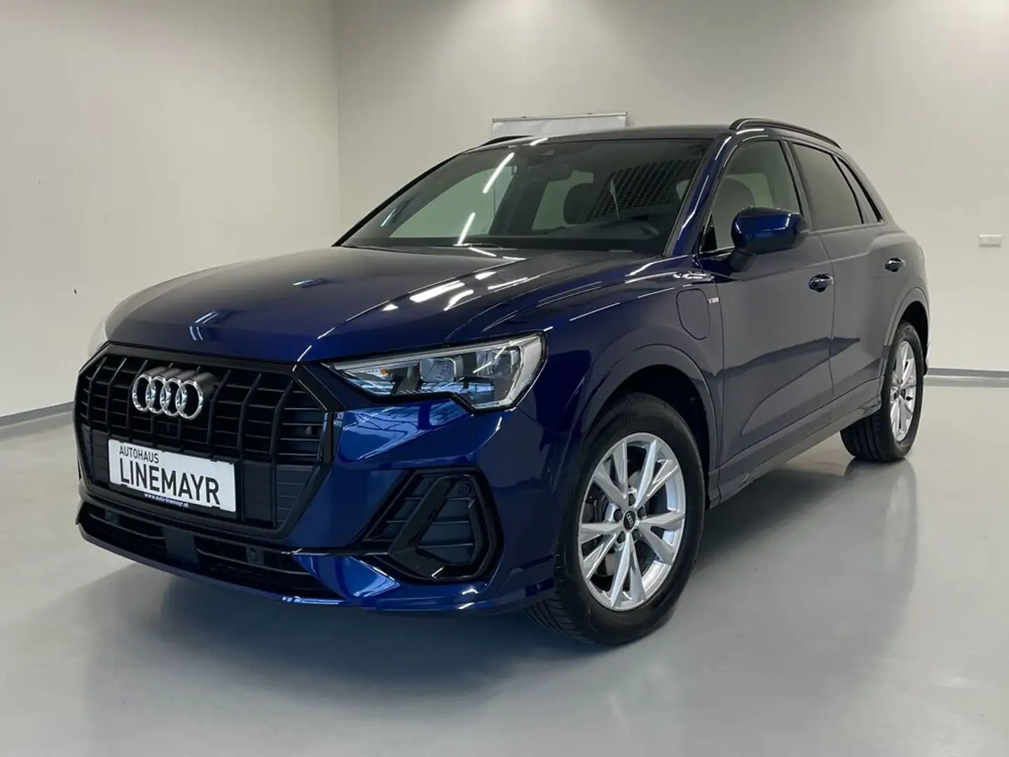 Audi Q3 45 TFSI e S-tronic, S-line  LED, AHK Blau - 1