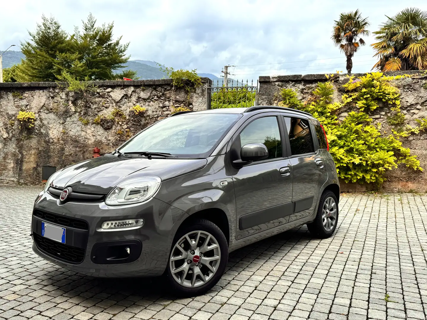 Fiat Panda 1.2 Lounge* Bluetooth* Sensori *5 Posti * Gris - 1