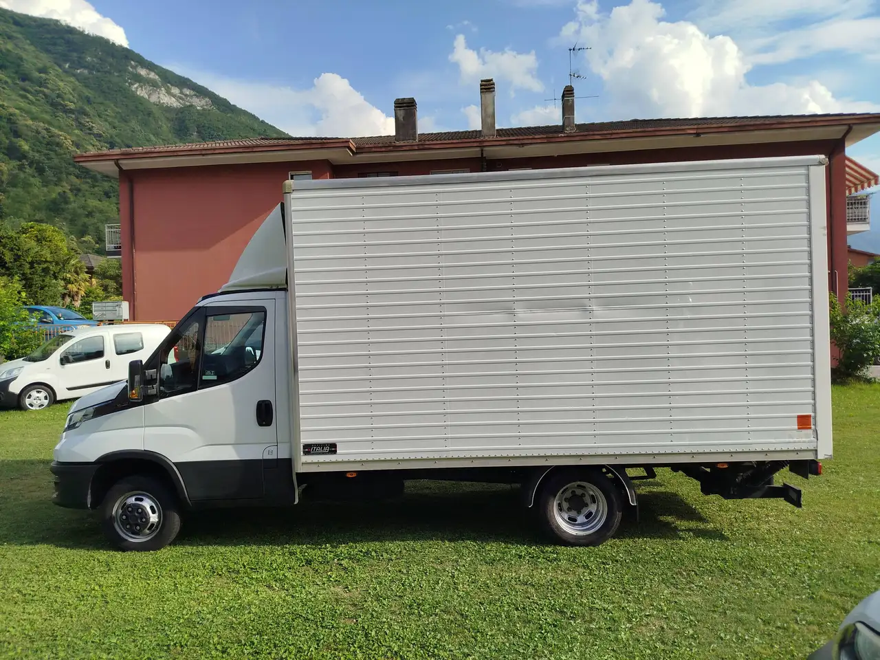 Iveco Daily 2023 — фото 8