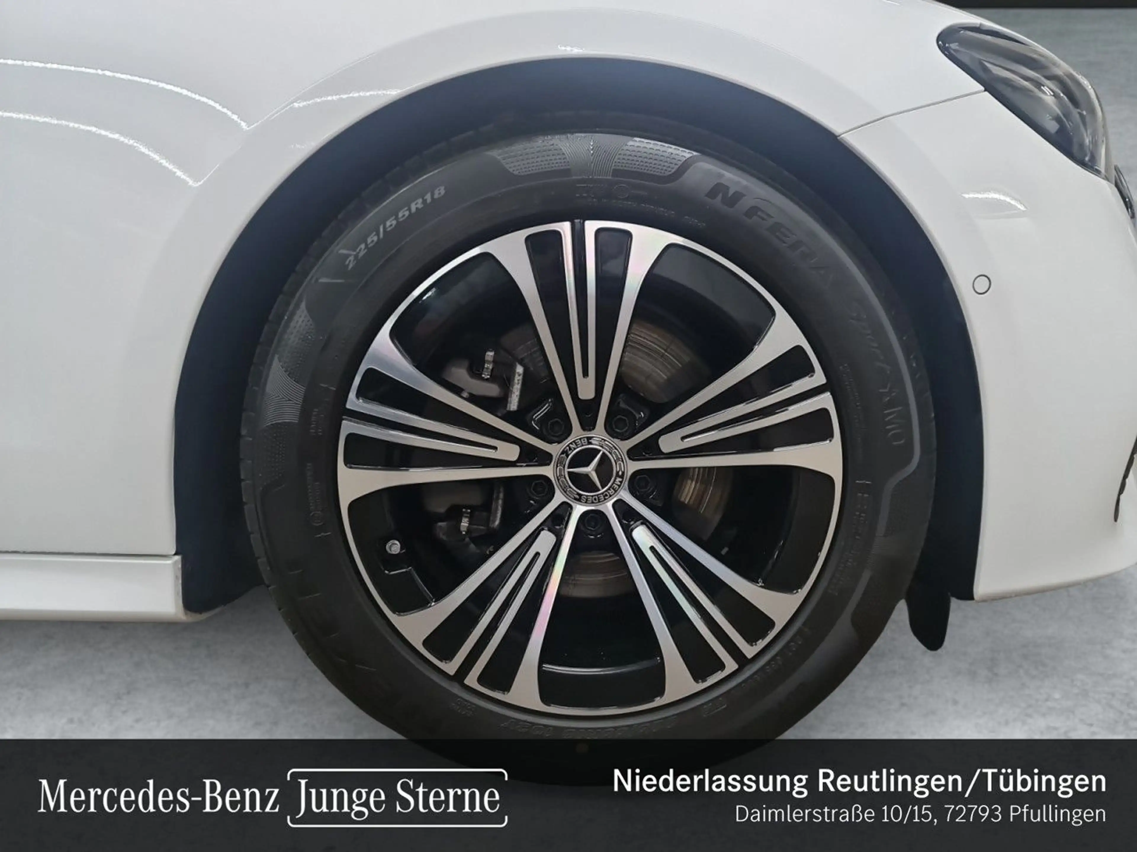 Mercedes-Benz E 220 d Avantgarde Pano LED Kamera Spurhalt-Ass 9G — photo 3