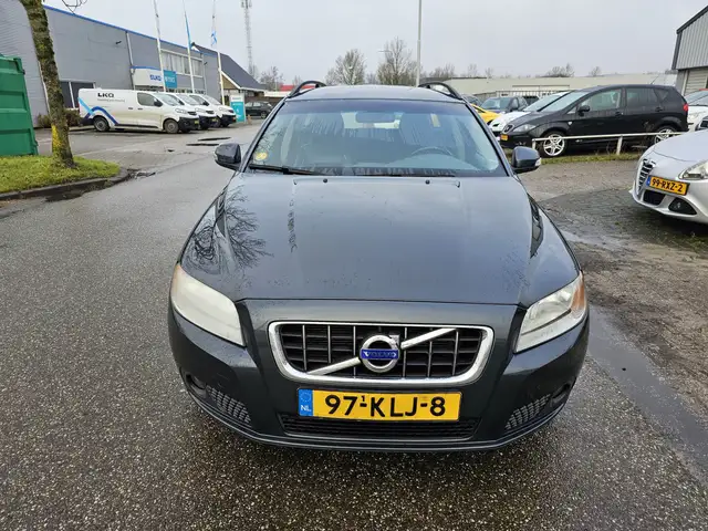Volvo V70 view 16