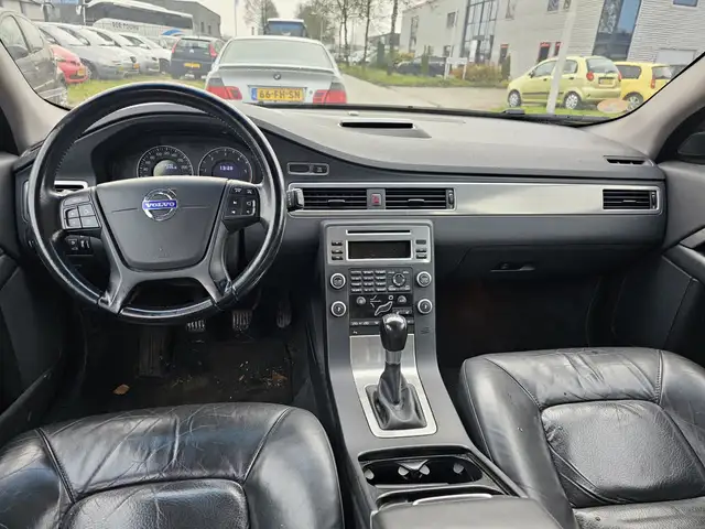 Volvo V70 view 6