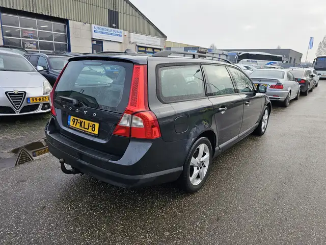 Volvo V70 view 3