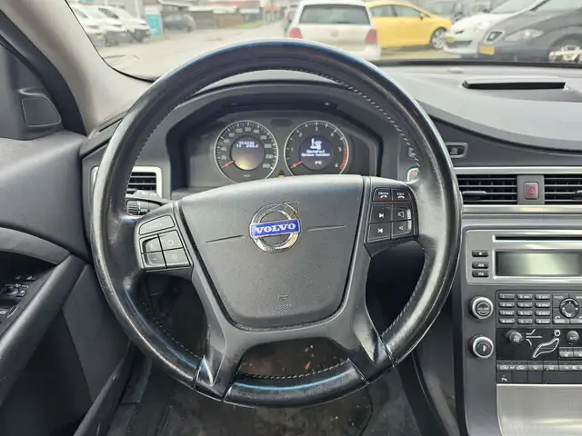 Volvo V70 view 12