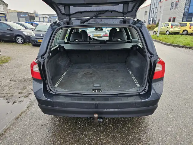 Volvo V70 view 11