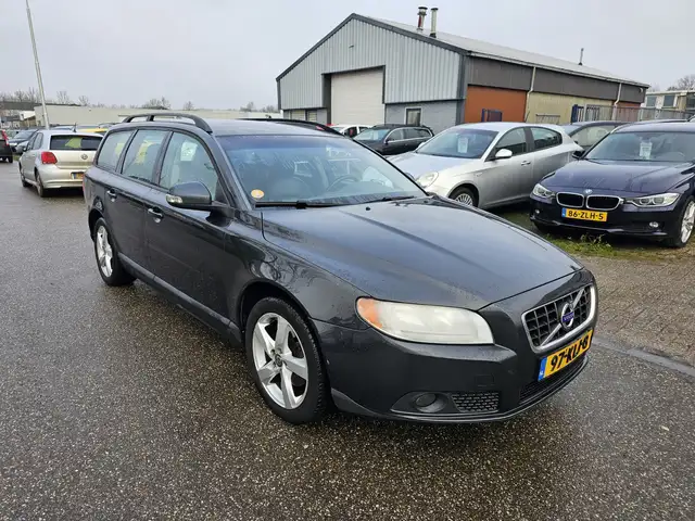 Volvo V70 view 2