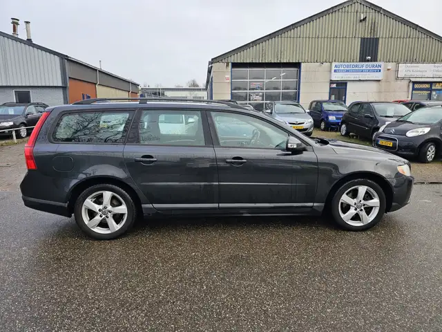Volvo V70 view 9