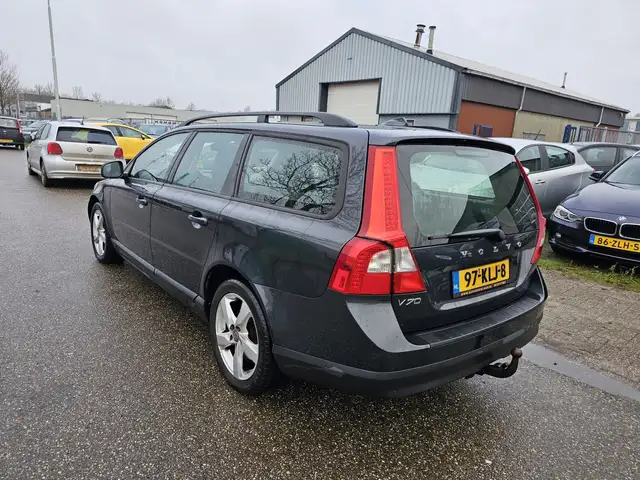 Volvo V70 view 4