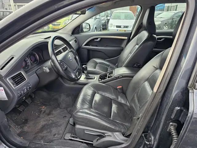 Volvo V70 view 5
