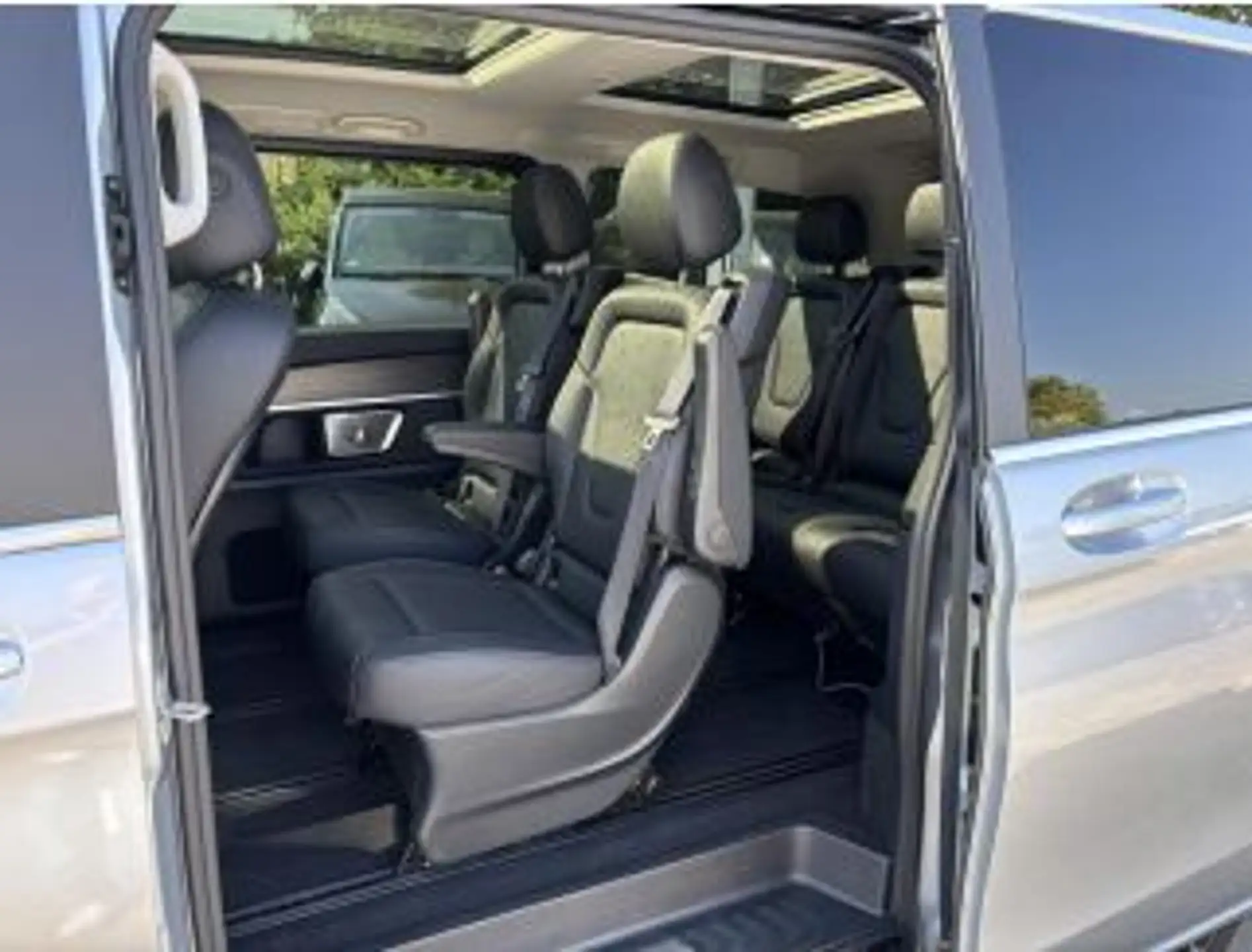 Mercedes-Benz V 300 d 4MATIC Avantgarde AIRMATIC*PANO*STHZG*AHK 2025 화이트 사진 6
