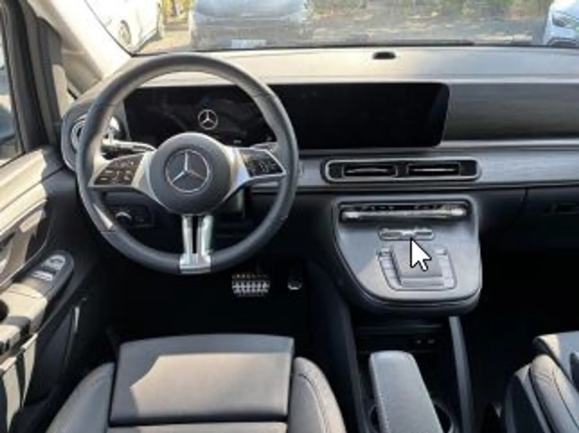 Mercedes-Benz V 300 d 4MATIC Avantgarde AIRMATIC*PANO*STHZG*AHK 2025 화이트 사진 8