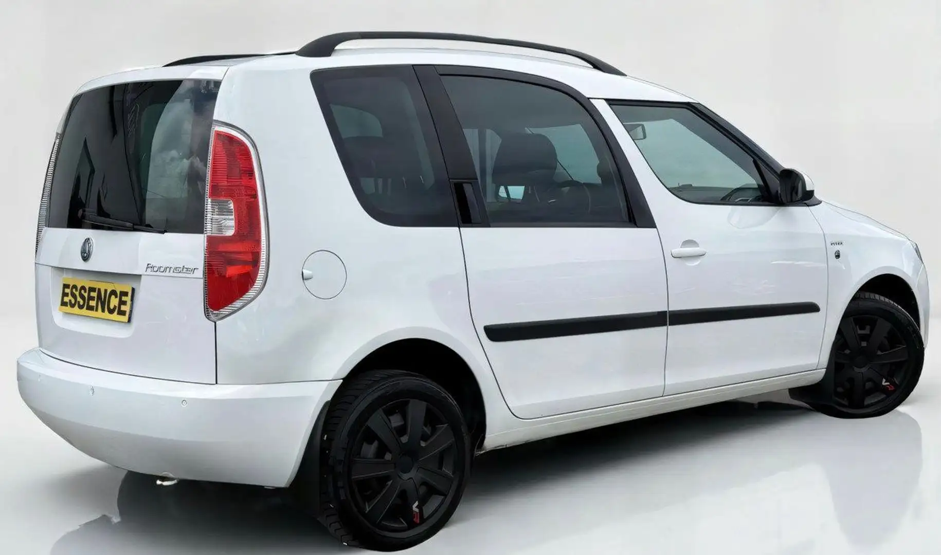 Skoda Roomster Phase II - 1.2 70ch 12V (5 cv) - BVM5 - 5 Portes - Weiß - 2