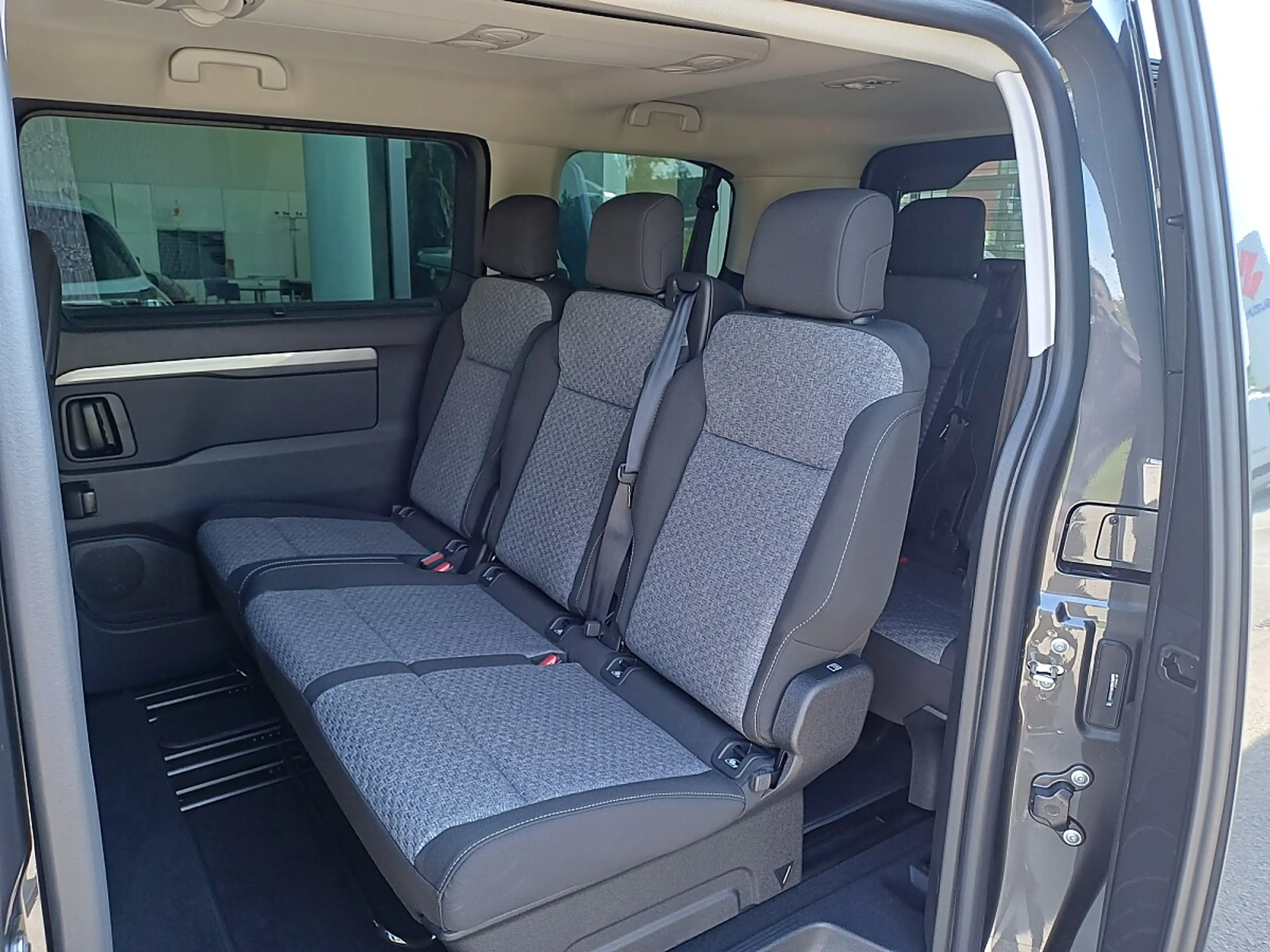 Peugeot Traveller Business BlueHDi 180 Standard EAT8 — photo 7