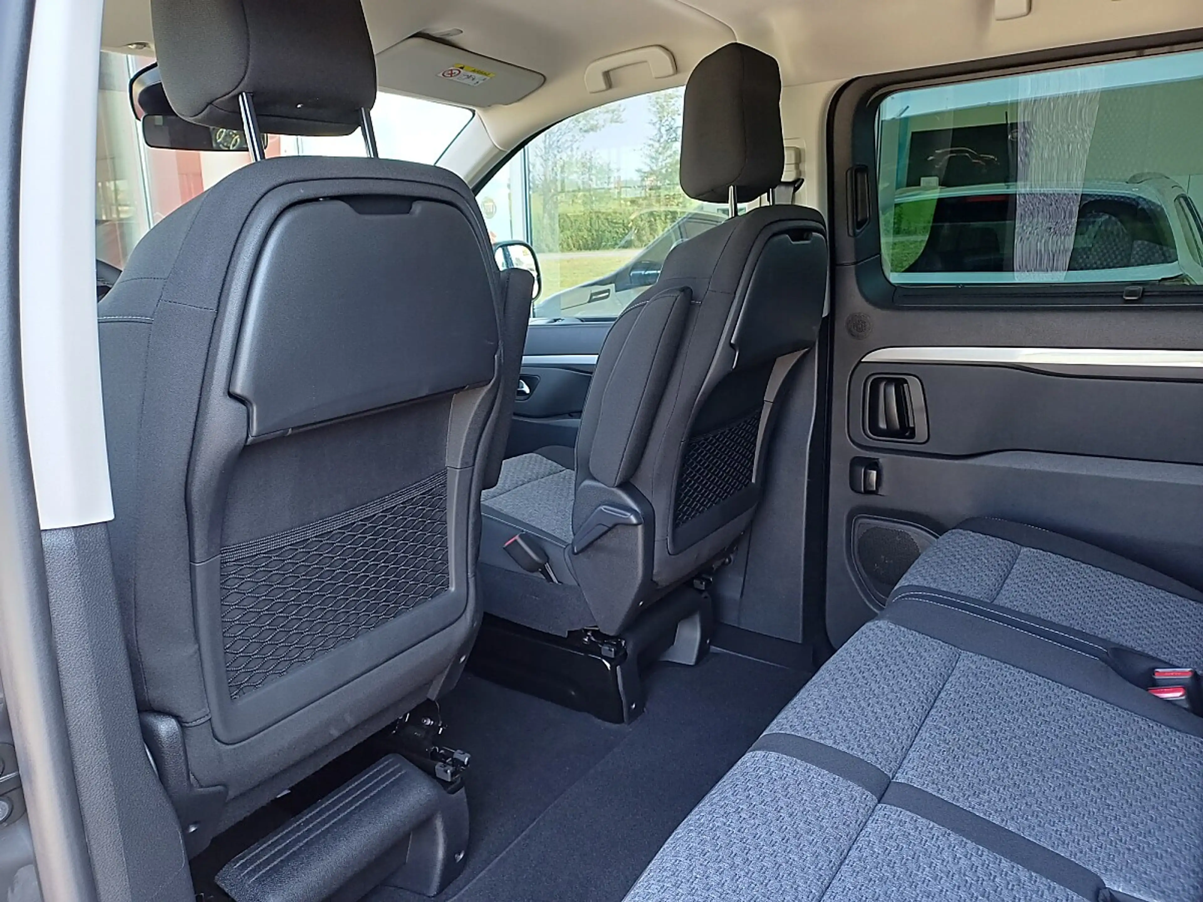 Peugeot Traveller Business BlueHDi 180 Standard EAT8 — photo 10