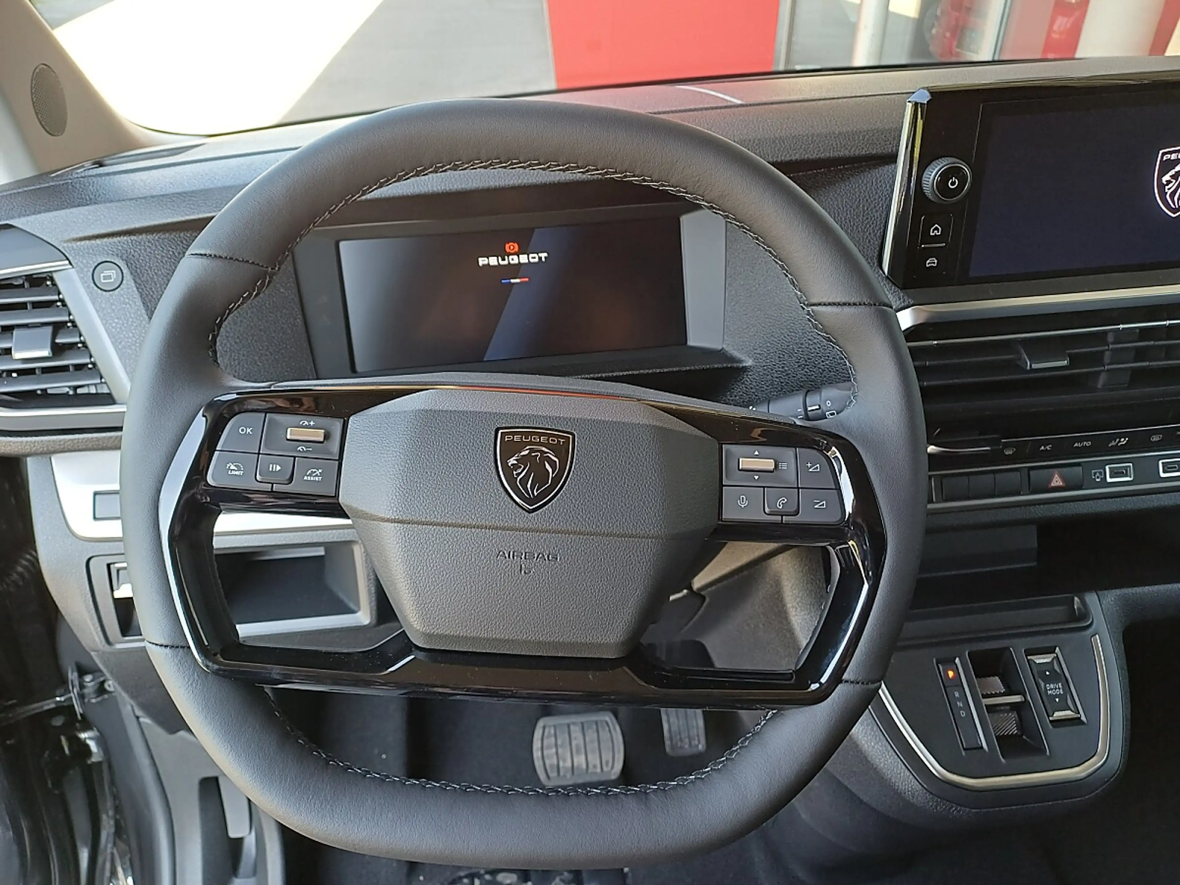 Peugeot Traveller Business BlueHDi 180 Standard EAT8 — photo 15