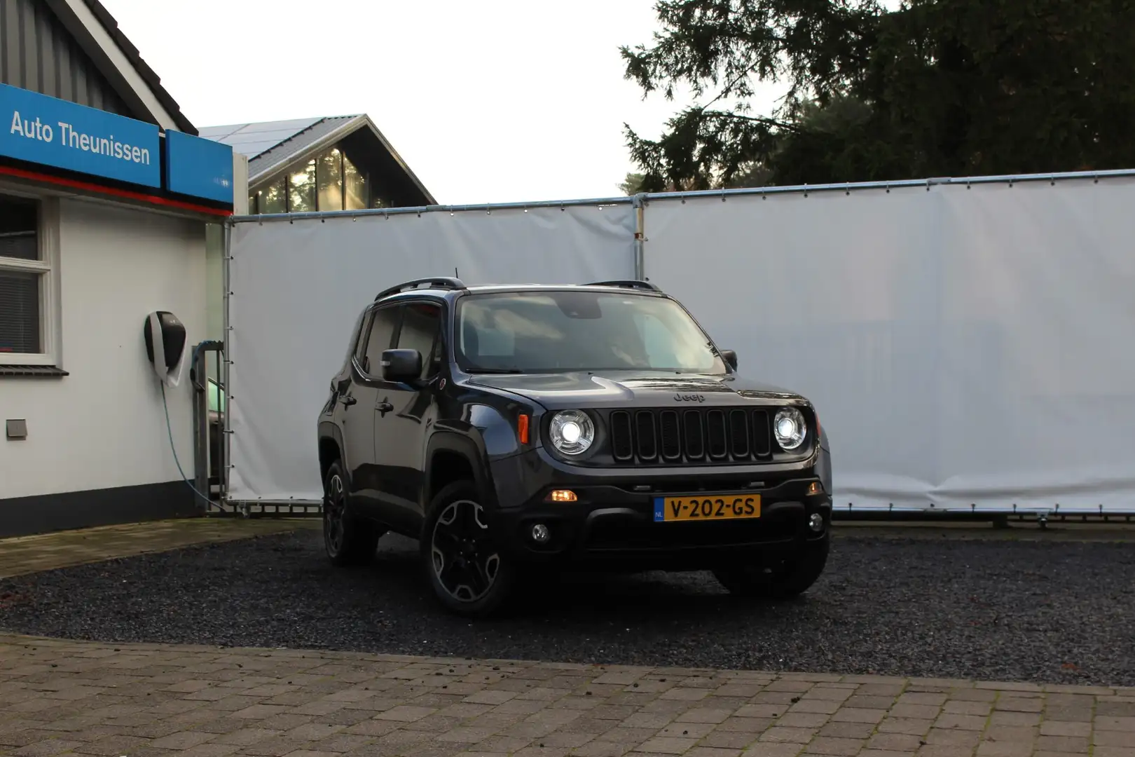 Jeep Renegade 2.0 MultiJet 170pk 4WD VAN AUT Trailhawk Grijs - 1