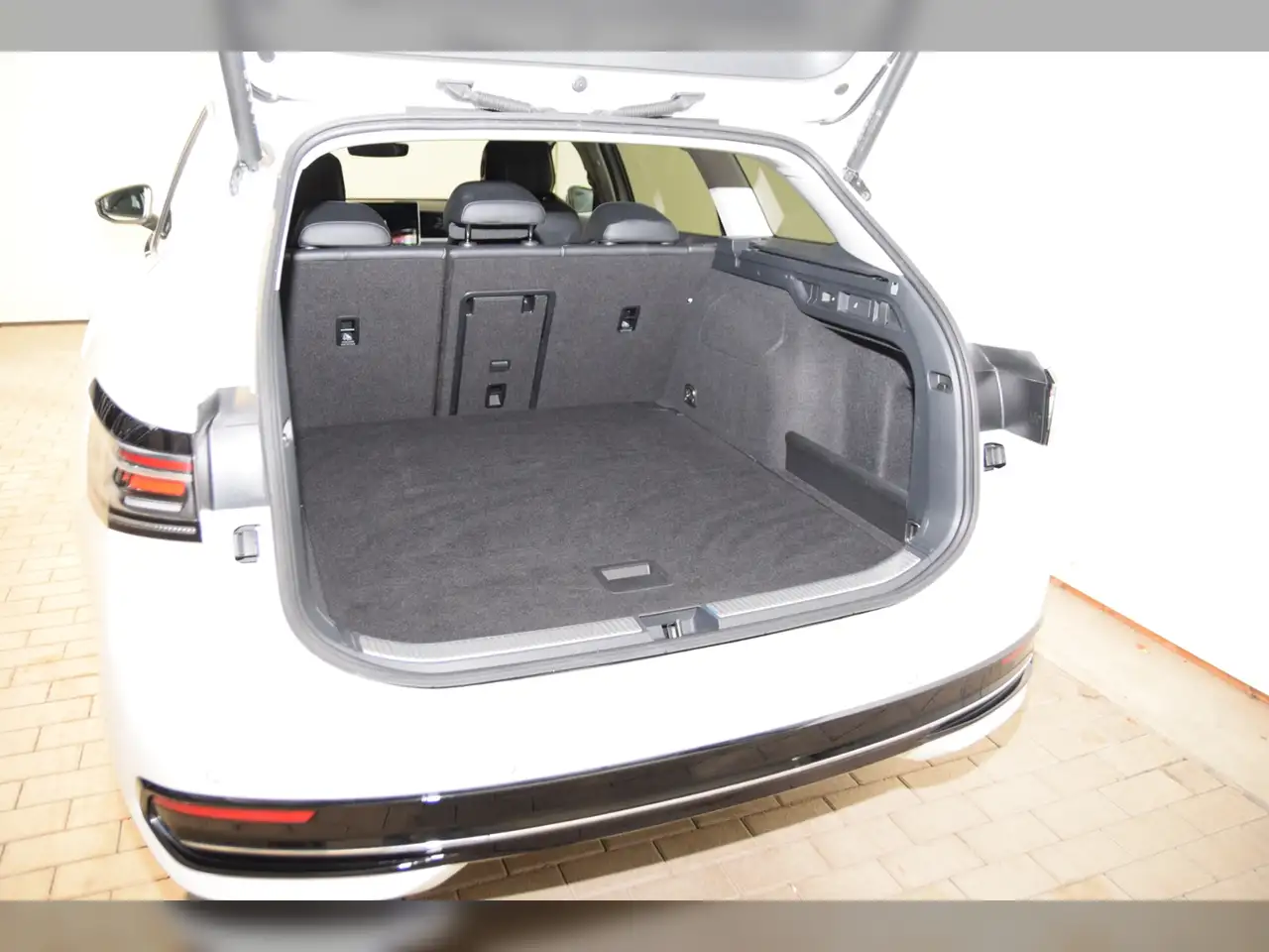 Volkswagen Passat Variant TDI Elegance DSG AHK - AreaView - IQ-Light - Navi 8