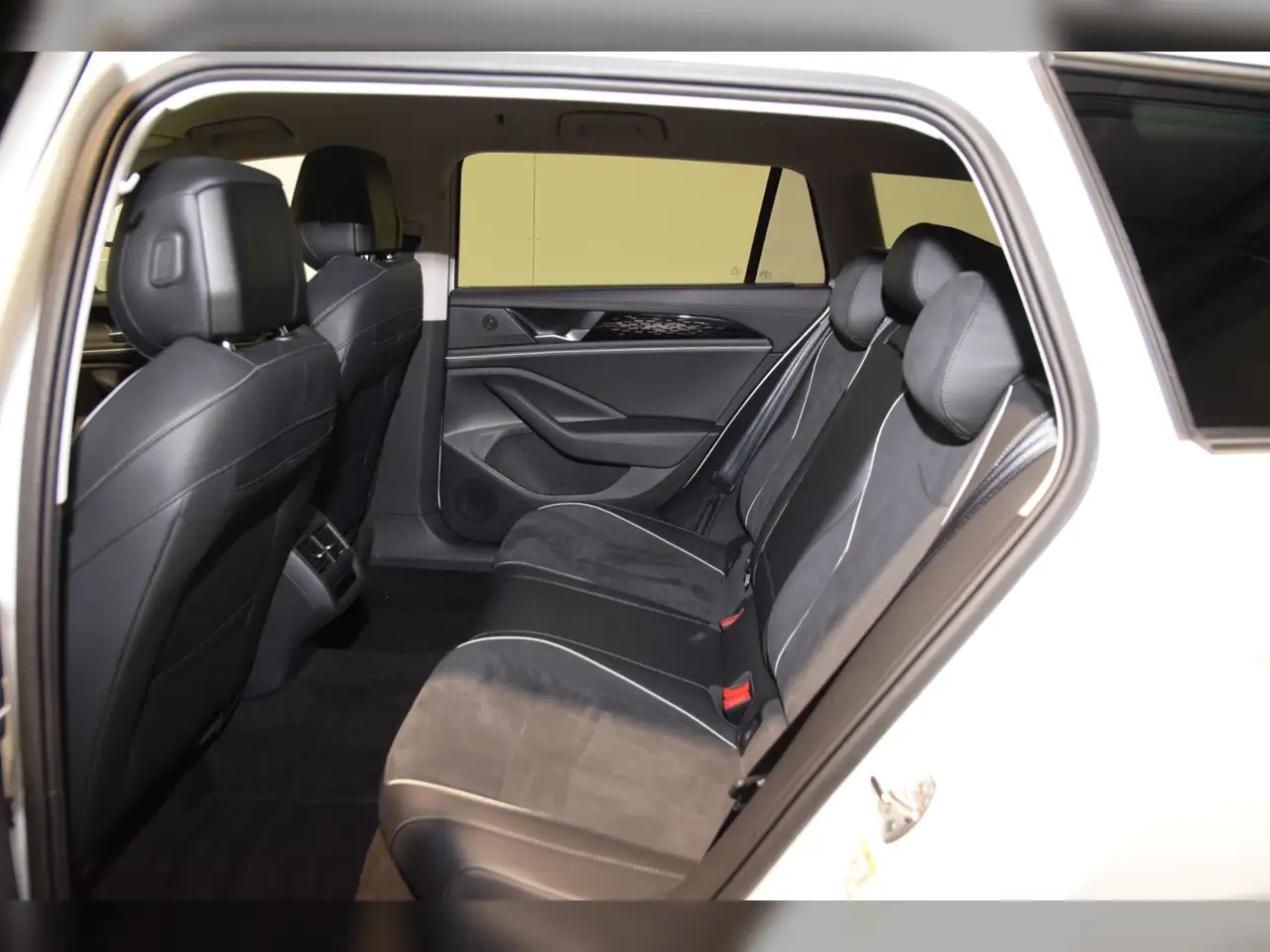Volkswagen Passat Variant TDI Elegance DSG AHK - AreaView - IQ-Light - Navi 9