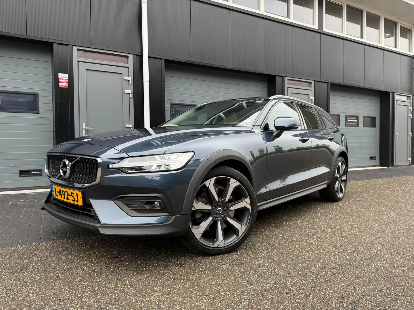 Volvo V60 Cross Country 2.0 B5 250pk AWD, Pano, Keyless, Stuurverw, HUD Blauw - 1