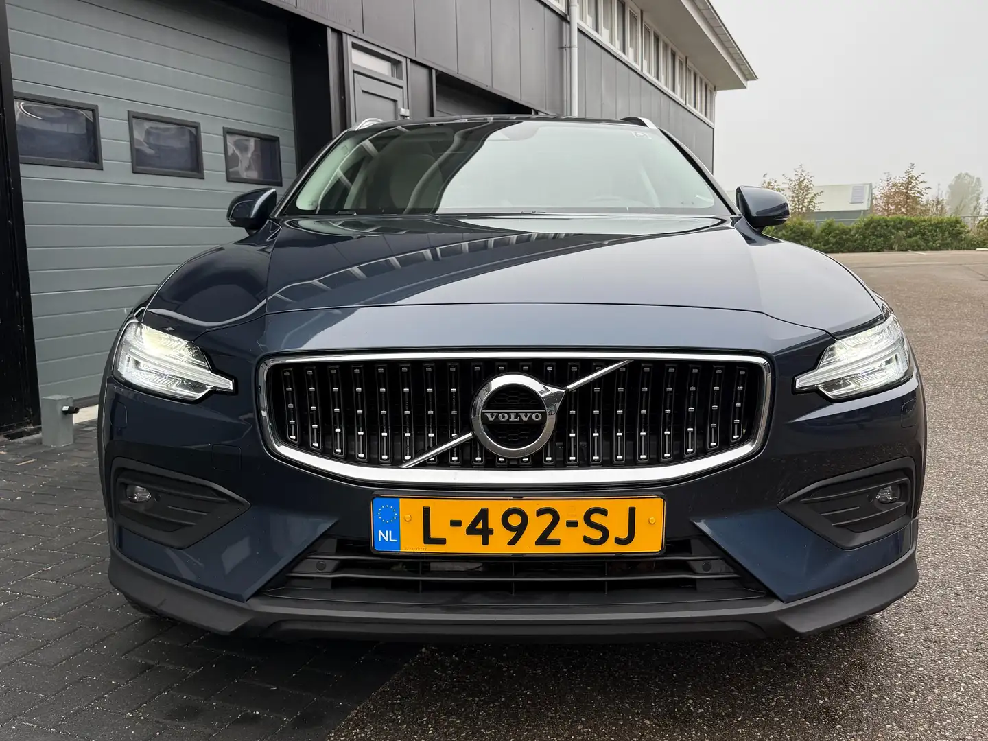 Volvo V60 Cross Country 2.0 B5 250pk AWD, Pano, Keyless, Stuurverw, HUD Blauw - 2