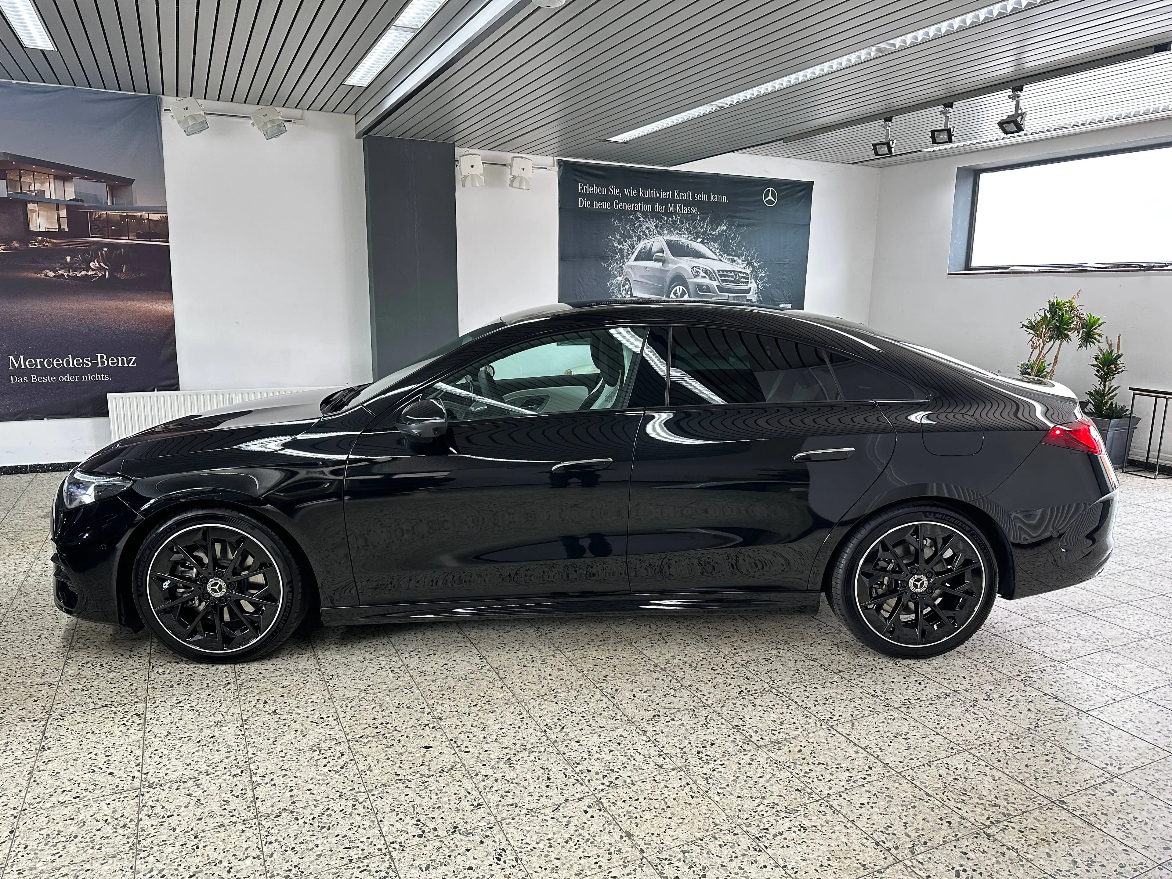 Mercedes-Benz CLA 200 Coupé AMG + NIGHT NAV/DISPLAY/TW/SPUR/P-DACH/TW/SHZ/PTS/LMR19"/360°