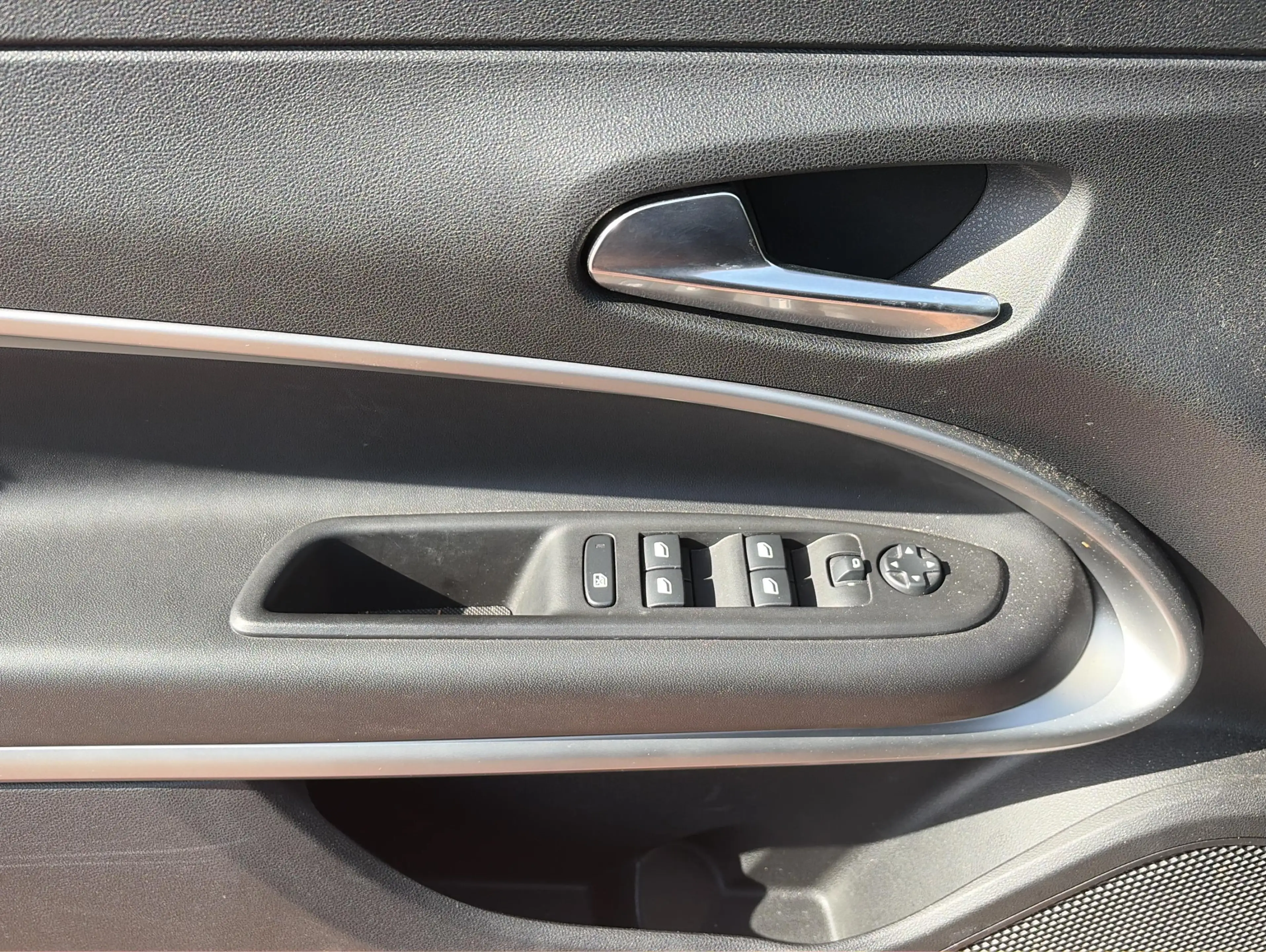 Jeep Avenger 1.2 GSE T-GDI Altitude*Navi*LED*CarPlay — photo 9