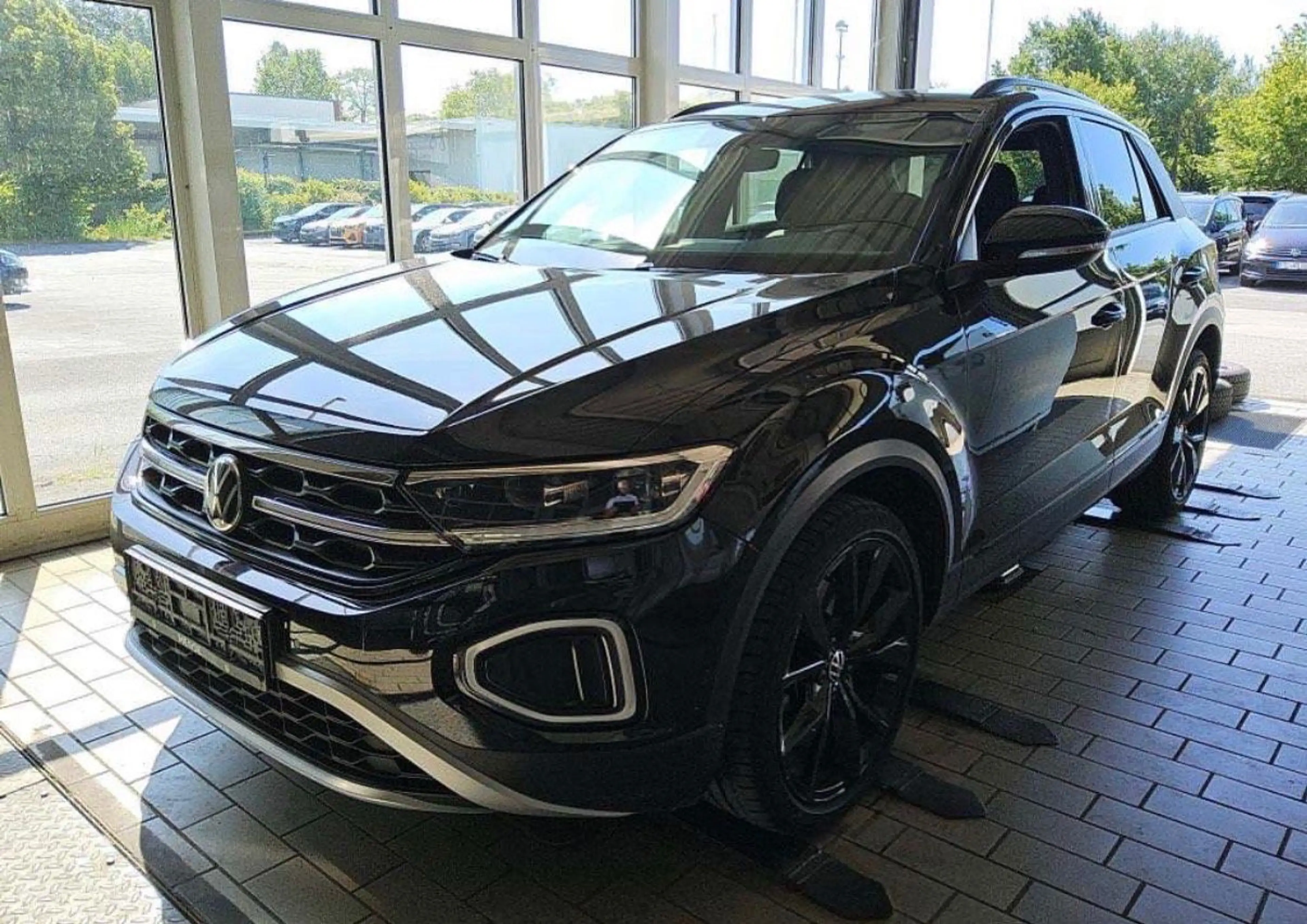 Volkswagen T-Roc 1.5 TSI DSG Black Style Navi ACC Matrix — photo 2