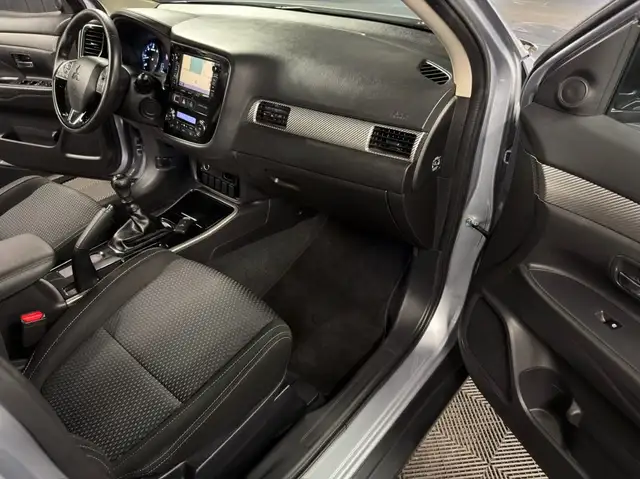 Mitsubishi Outlander view 13
