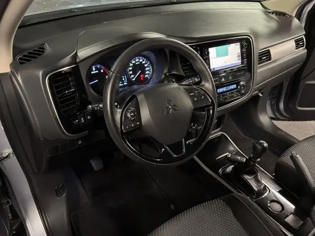 Mitsubishi Outlander view 11