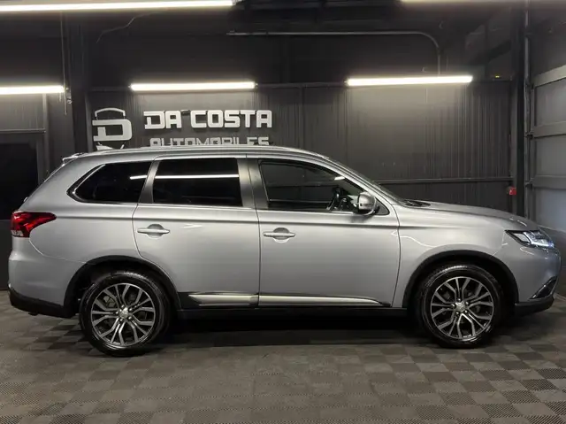 Mitsubishi Outlander view 2