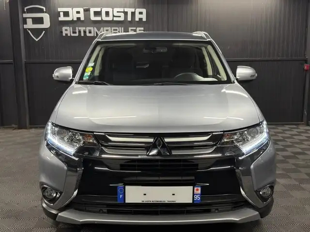 Mitsubishi Outlander view 3