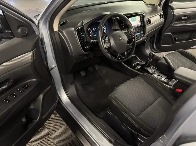 Mitsubishi Outlander view 9