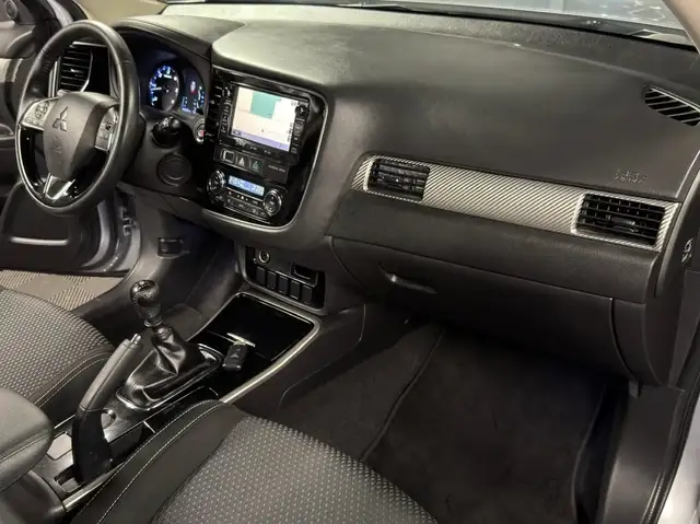 Mitsubishi Outlander view 14