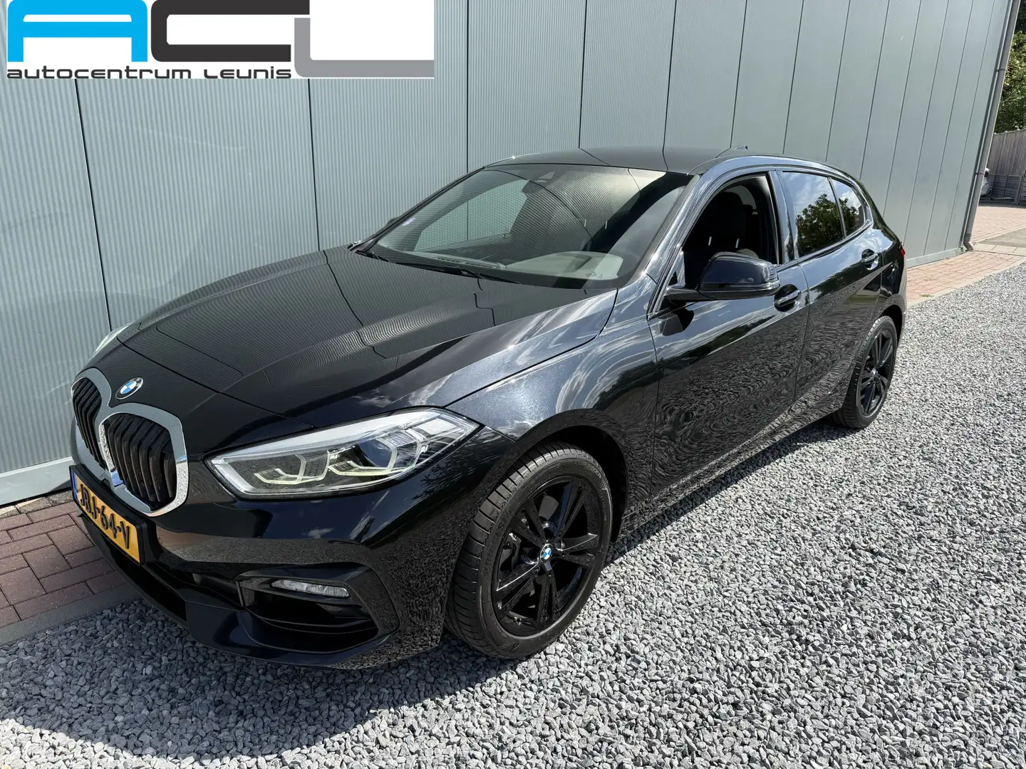 BMW 118 1-serie 118i 140pk Automaat High Executive Sportli Zwart - 1