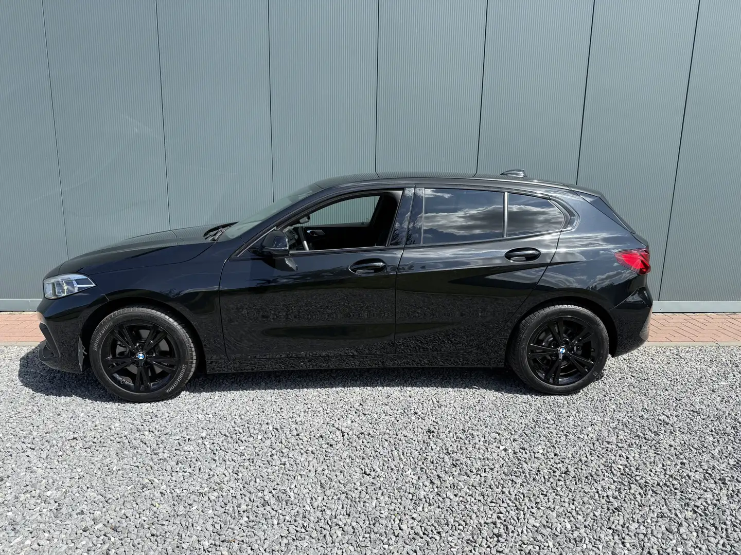 BMW 118 1-serie 118i 140pk Automaat High Executive Sportli Zwart - 2