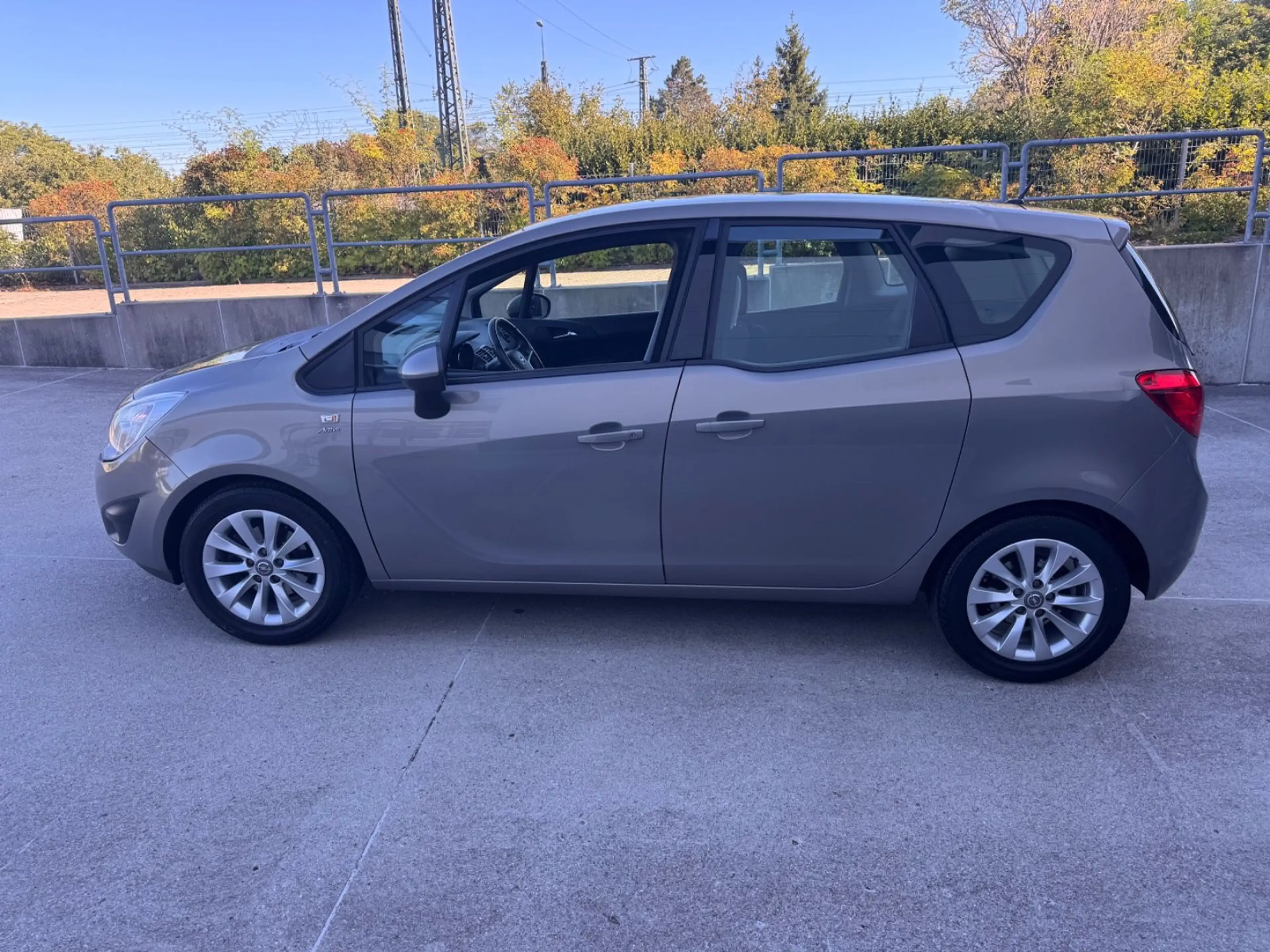 Opel Meriva B 1,4 Active Automatik PDC ALU — photo 2